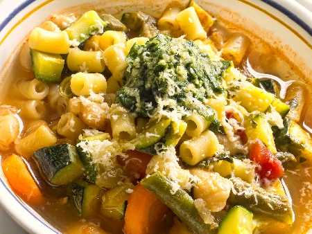 Лятна зеленчукова супа с паста (макарони) и босилеково песто - снимка на рецептата
